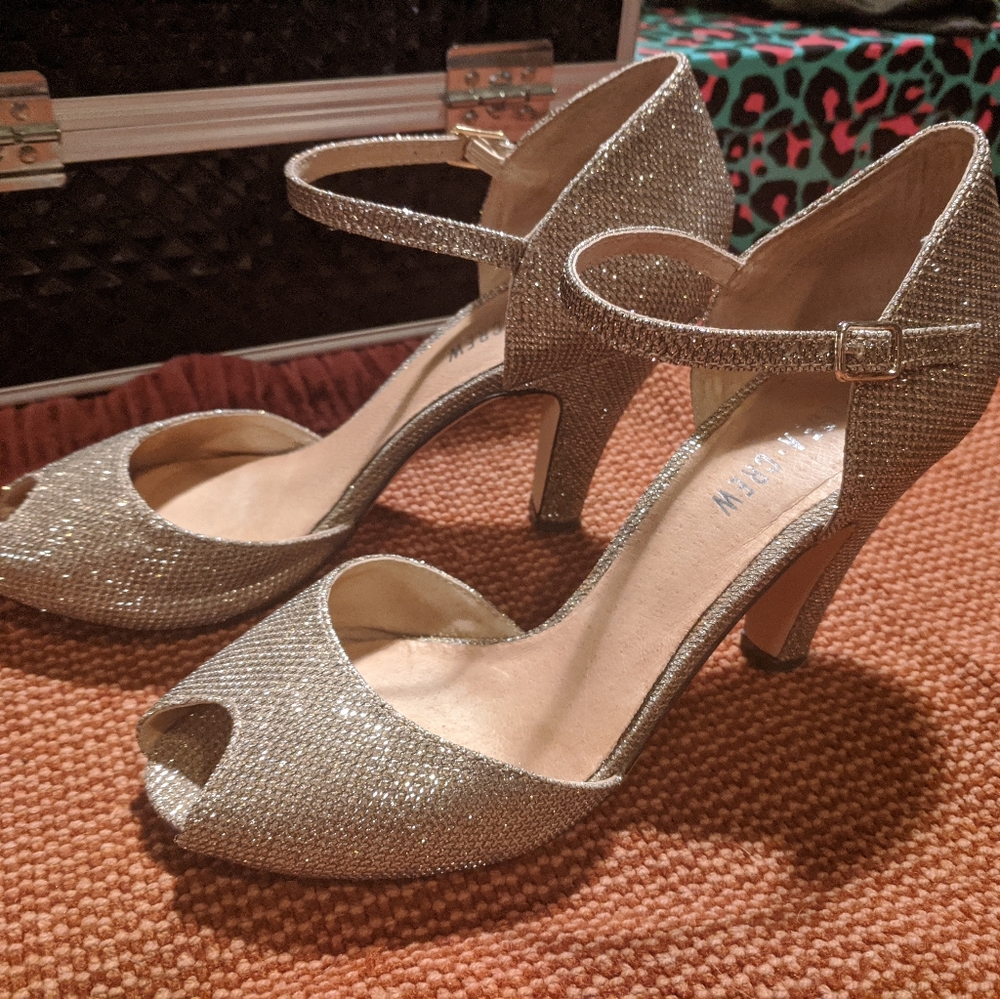 Gold/champagne sparkle peep-toe heels✨💖✨